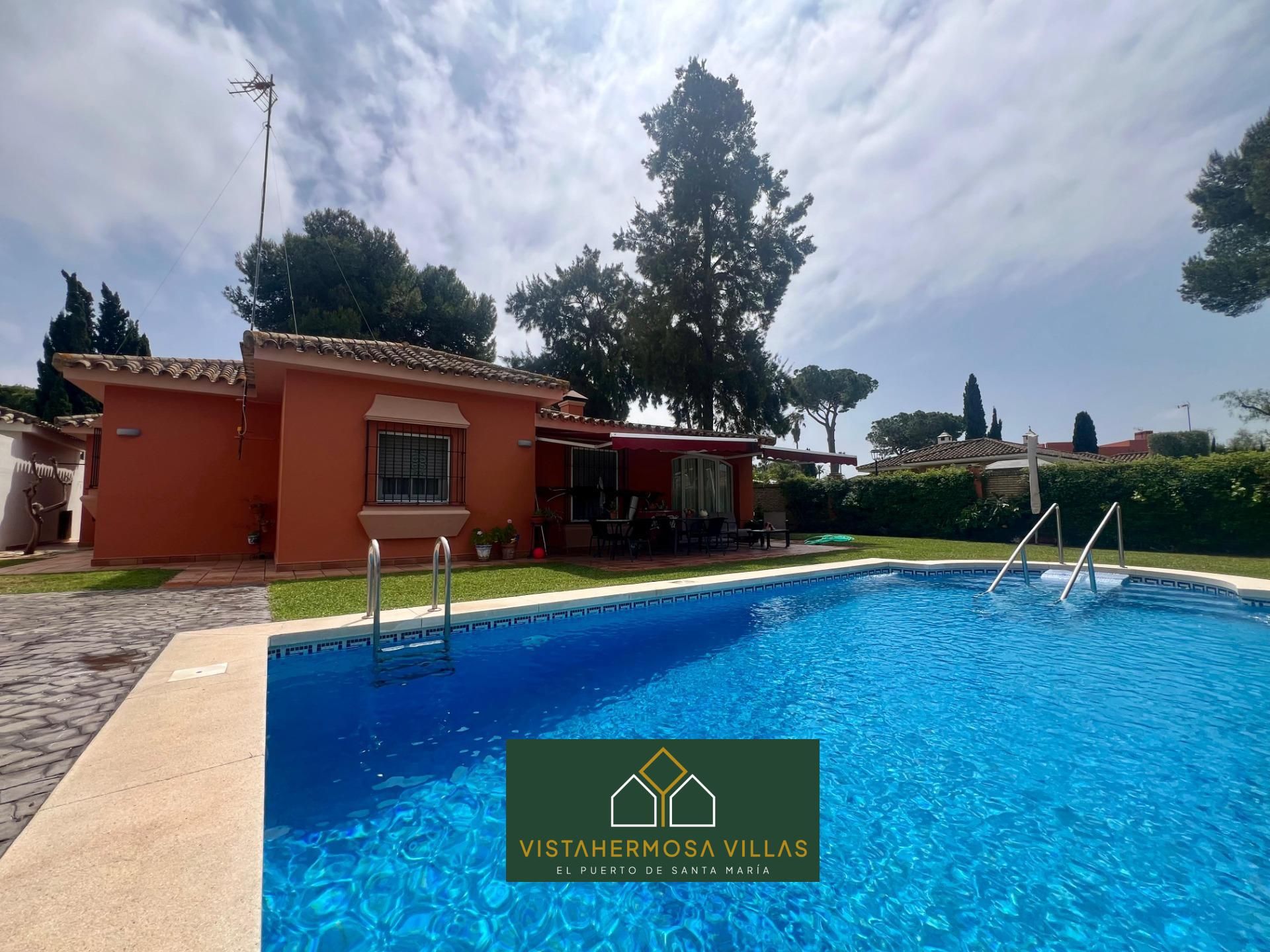 Exterior view of House or chalet for sale in El Puerto de Santa María  with Air Conditioner, Heating and Private garden