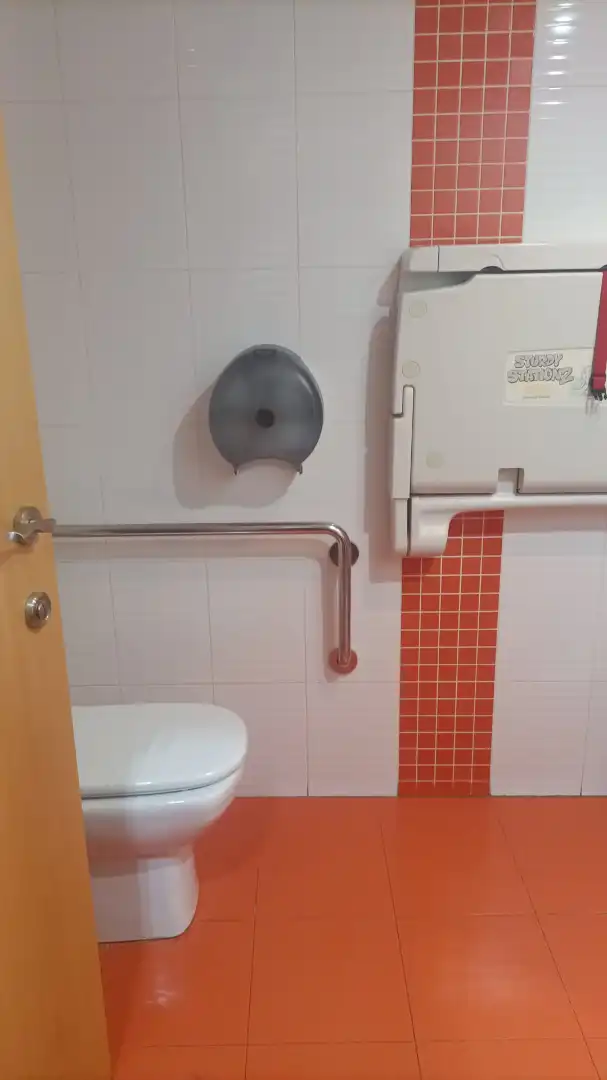 Badezimmer von Geschaftsraum zum Verkauf in Sueca mit Klimaanlage, Heizung und Terrasse