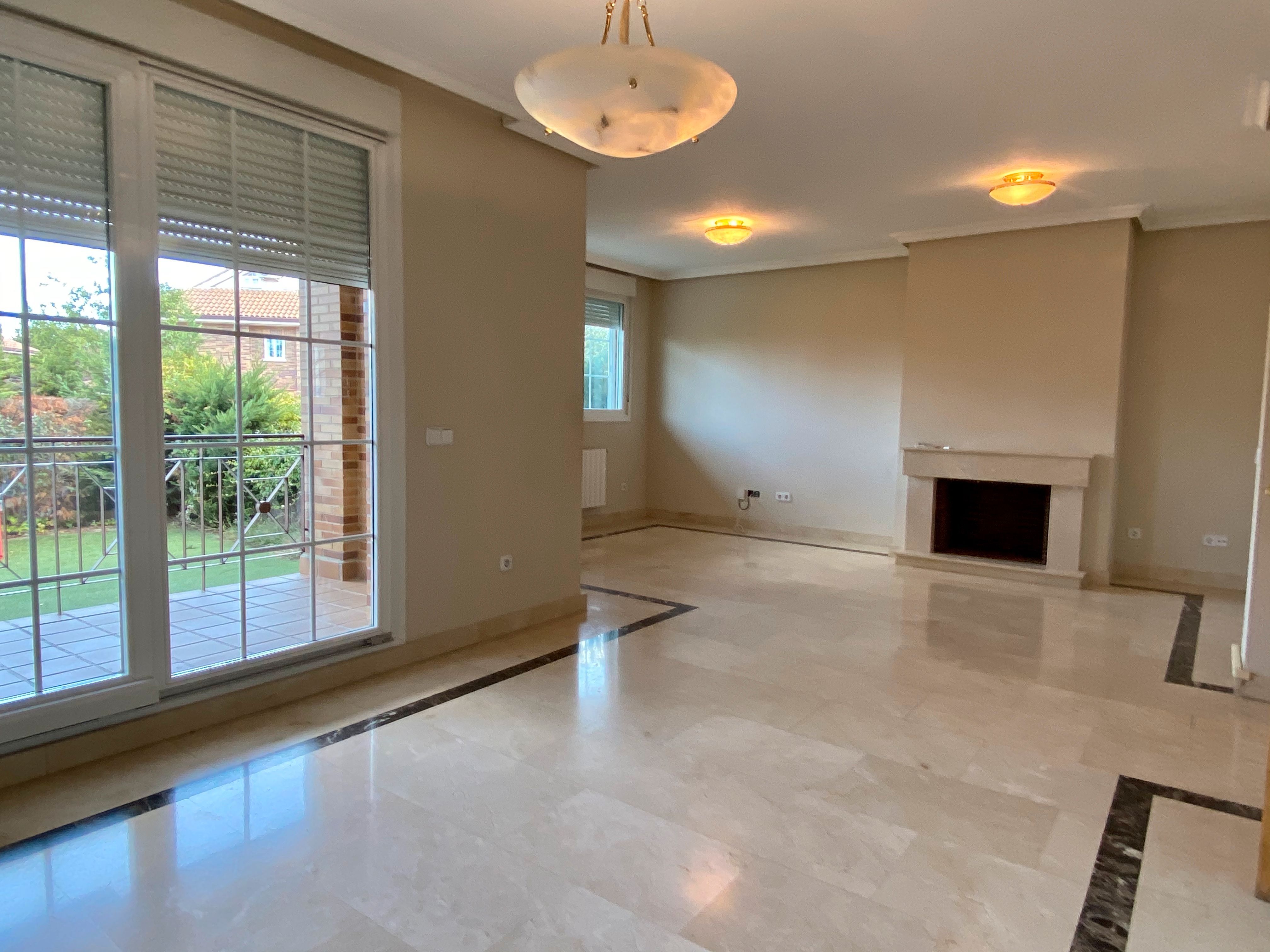 Sala de estar de Casa o chalet de alquiler en Villanueva de la Cañada con Aire acondicionado, Calefacción y Jardín privado