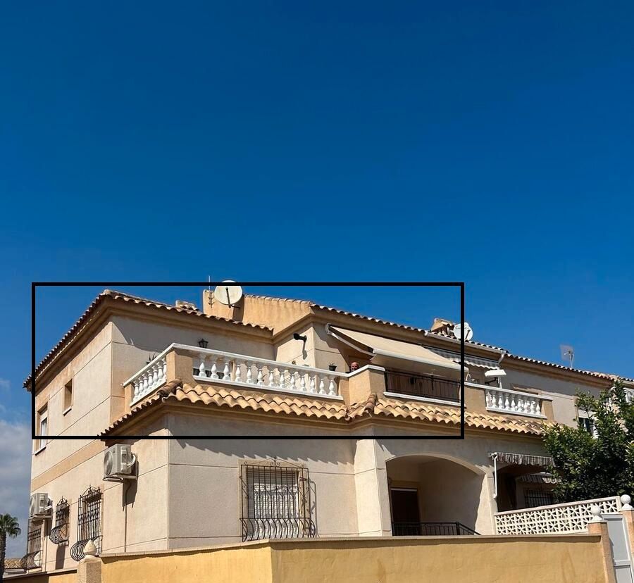 Vista exterior de Casa o xalet en venda en Torrevieja amb Aire condicionat, Terrassa i Moblat