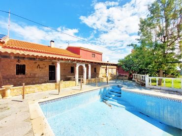 Country house with garden for sale in Pedanías Centro