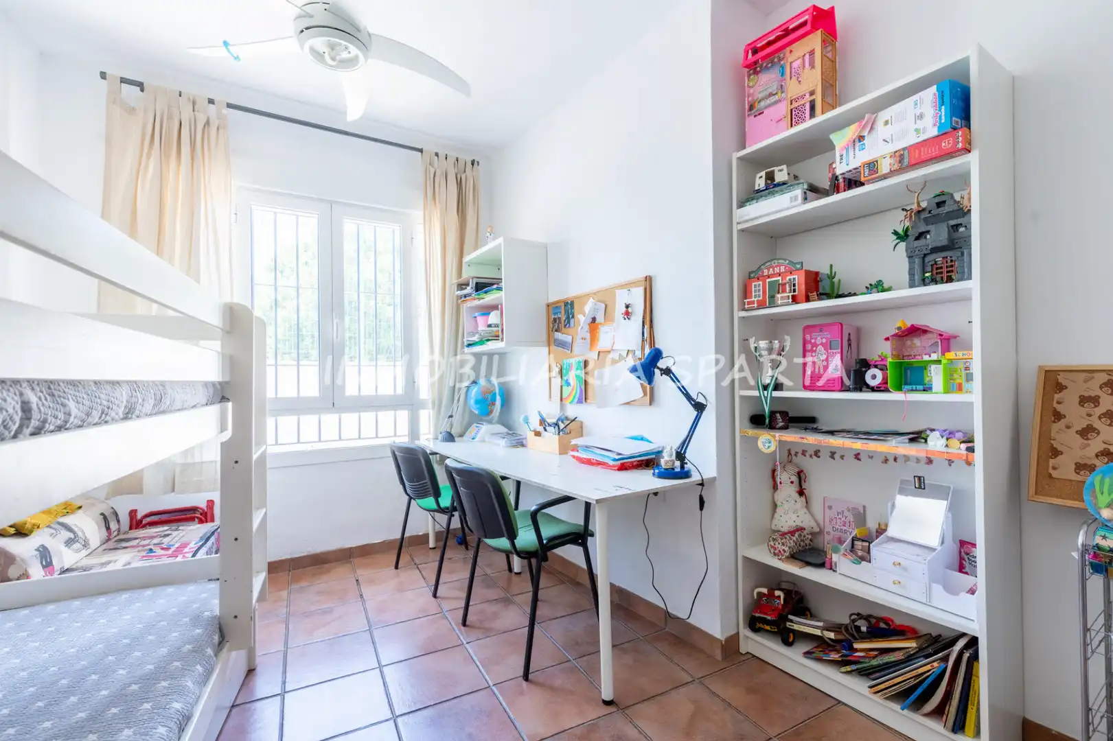 Habitación de Casa adosada en venta en Gelves con Terraza, Horno y Lavadora