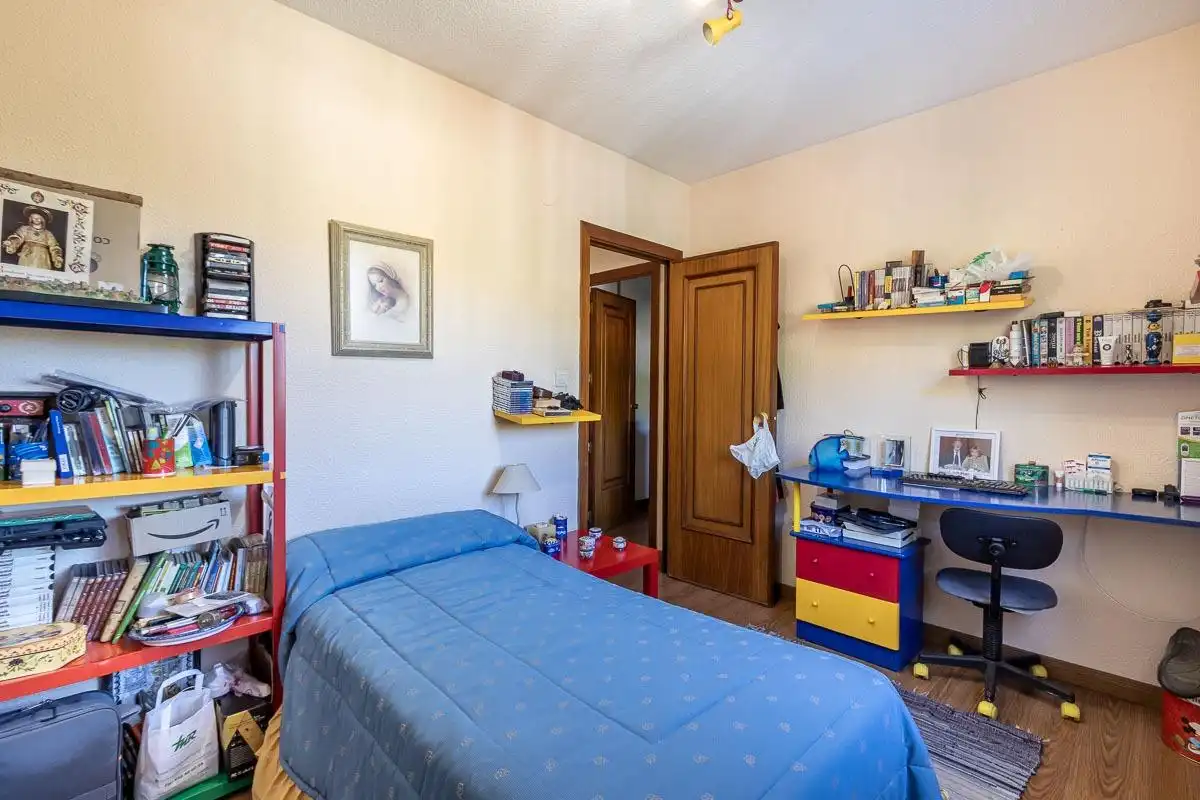 Dormitori de Casa o xalet en venda en Pinos Genil amb Aire condicionat, Calefacció i Jardí privat