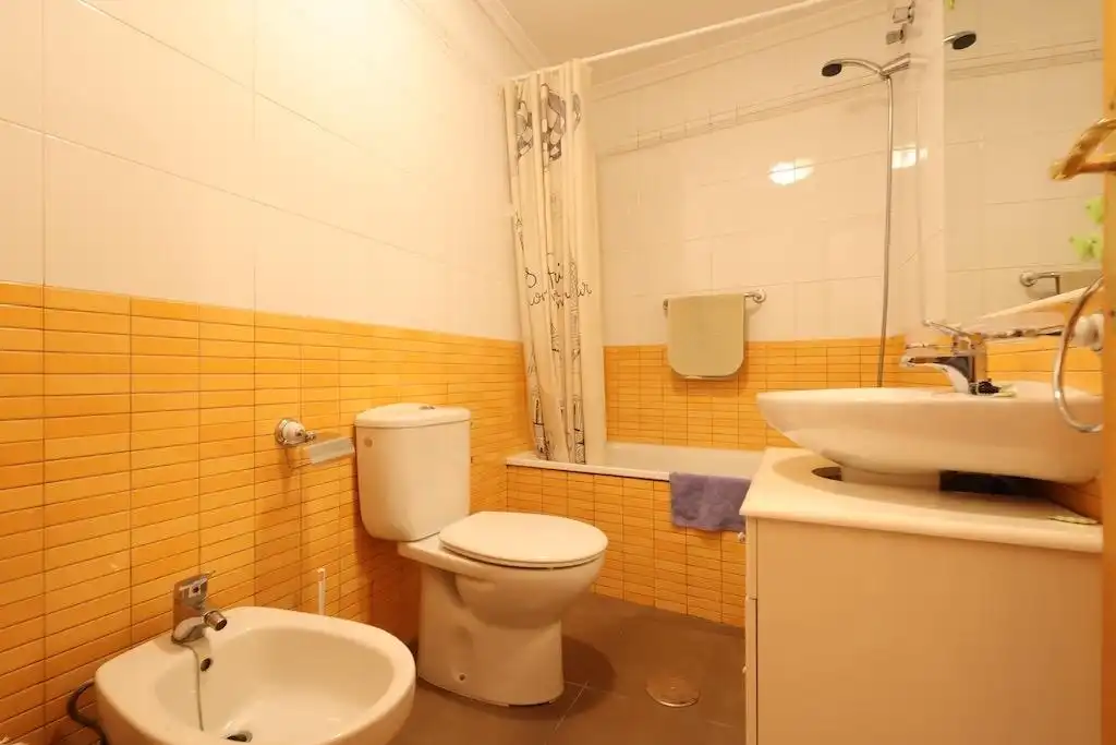 Baño de Apartamento en venta en Torrevieja con Aire acondicionado, Trastero y Amueblado