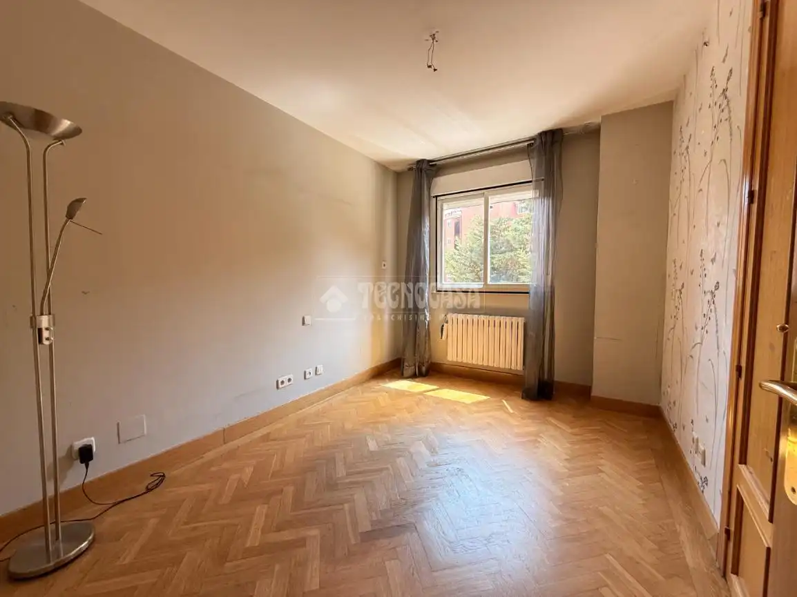 Bedroom of Flat for sale in Madrid  with Heating, Private garden and Parquet flooring