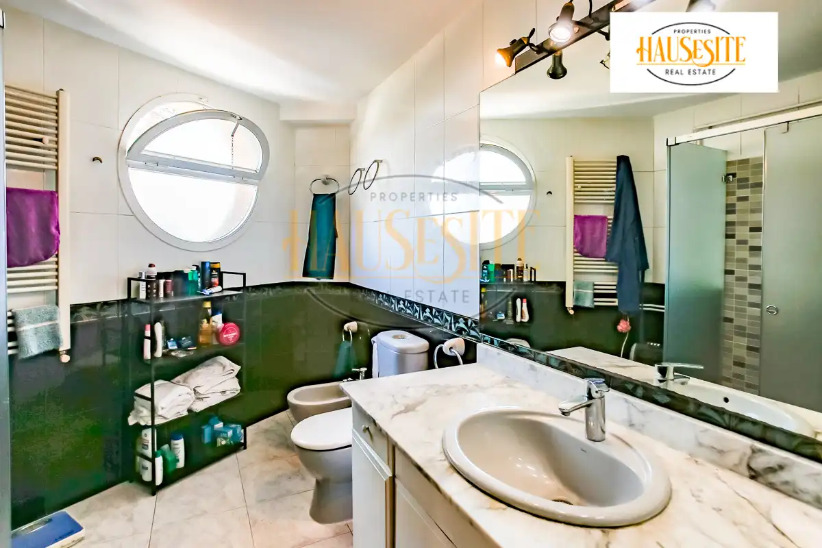 Bathroom of Houses for sale in Vilanova i la Geltrú  with Heating, Terrace and Balcony