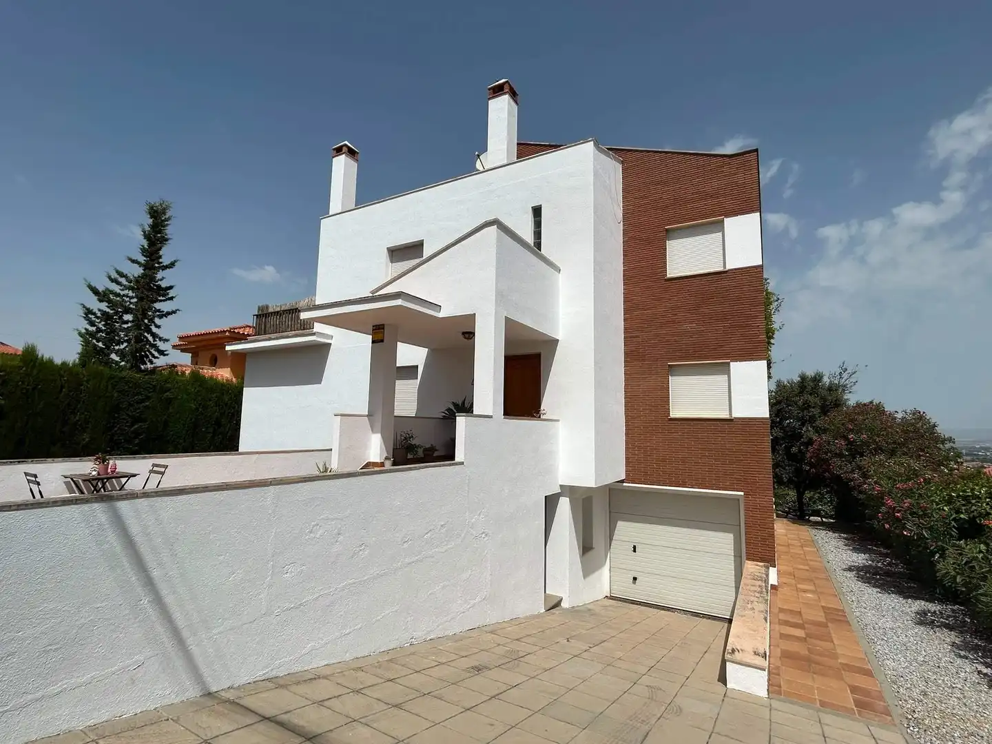 Vista exterior de Casa o xalet en venda en La Zubia amb Calefacció i Jardí privat