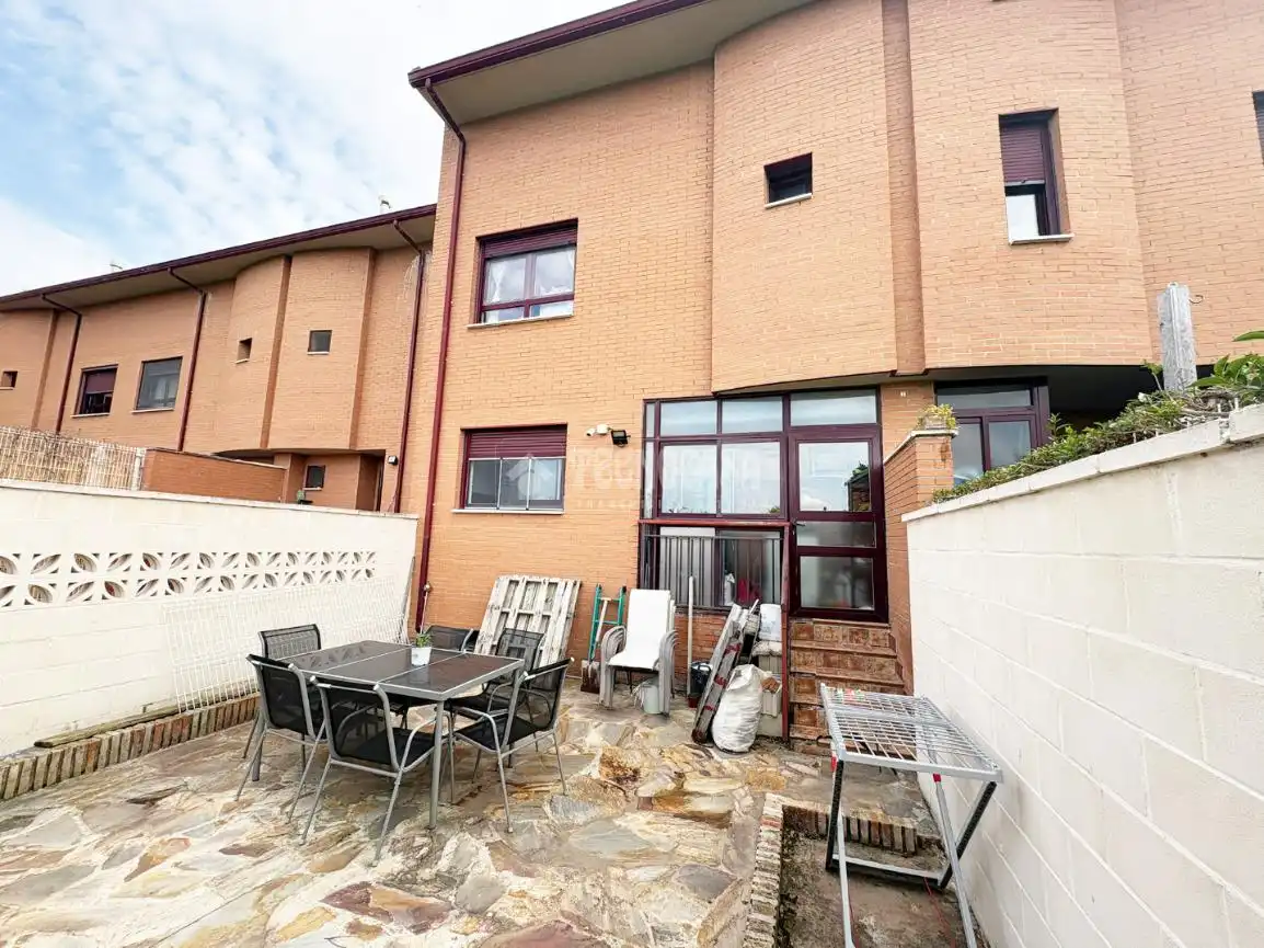 Vista exterior de Casa adosada en venta en Zaragoza con Terraza