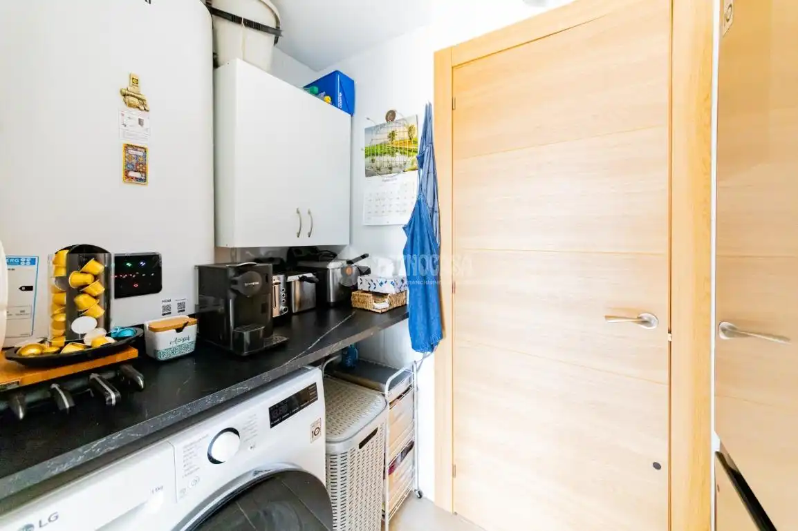 Küche von Wohnung zum Verkauf in Calafell mit Klimaanlage, Abstellraum und Balkon