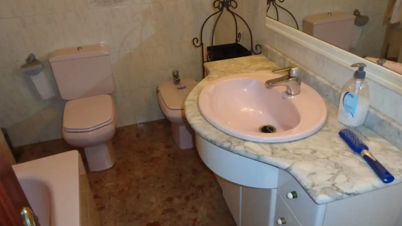 Bany de Casa o xalet en venda en Elda amb Aire condicionat, Terrassa i Balcó