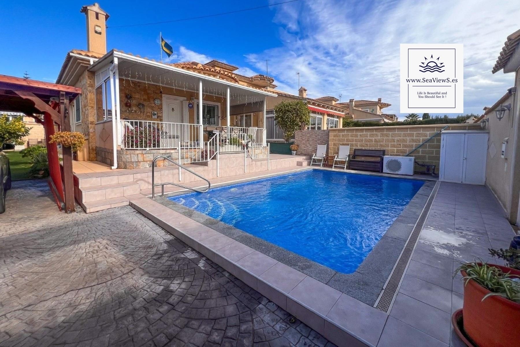 Piscina de Casa o xalet en venda en Torrevieja amb Aire condicionat, Jardí privat i Terrassa