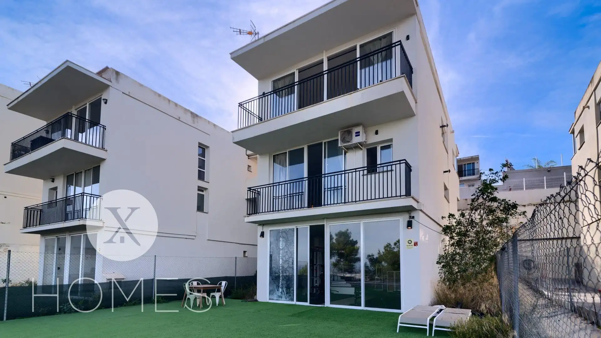 Vista exterior de Casa o xalet en venda en Chiva amb Aire condicionat, Jardí privat i Terrassa