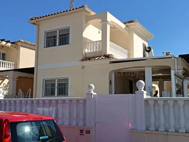 Chalet con piscina en venta en Orihuela Costa