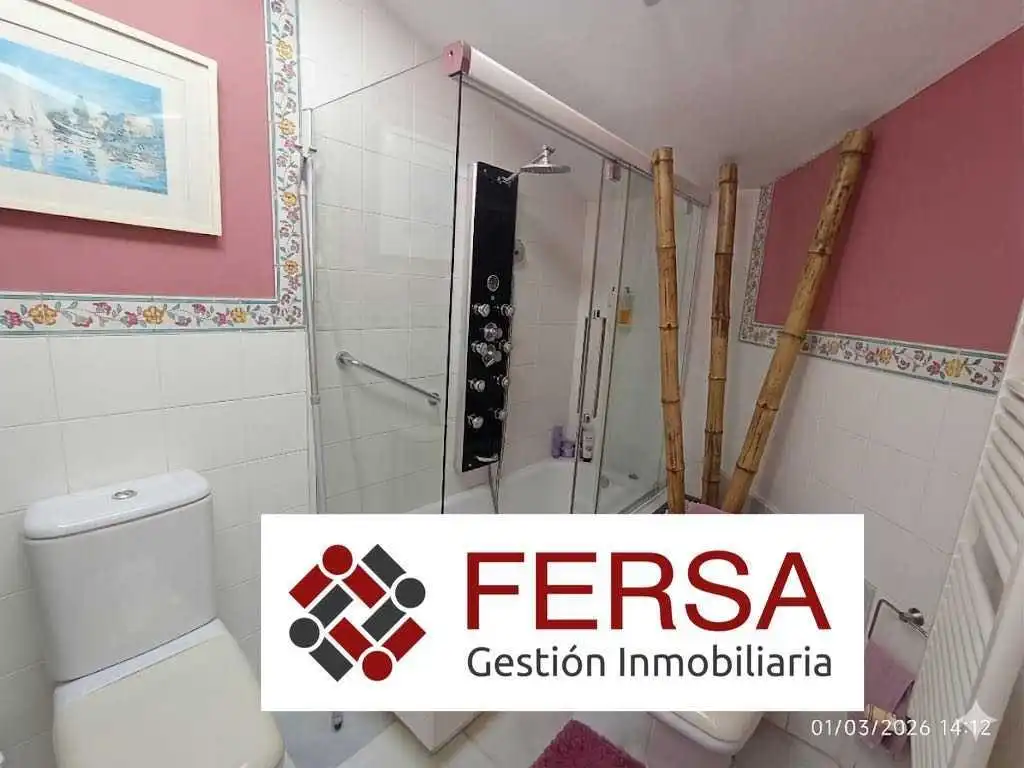 Baño de Dúplex de alquiler en El Puerto de Santa María con Aire acondicionado, Calefacción y Terraza