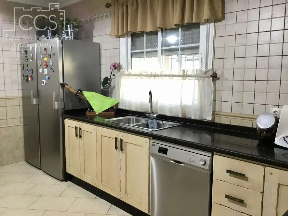Cuina de Casa o xalet en venda en Sevilla amb Aire condicionat, Traster i Piscina