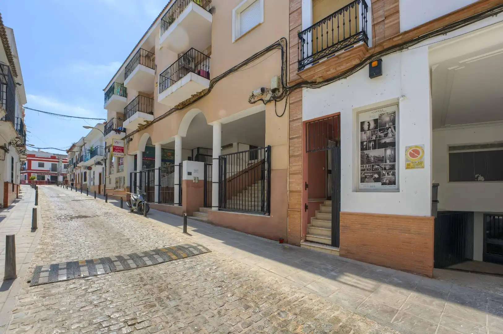 Vista exterior de Local en venda en Sanlúcar la Mayor amb Aire condicionat