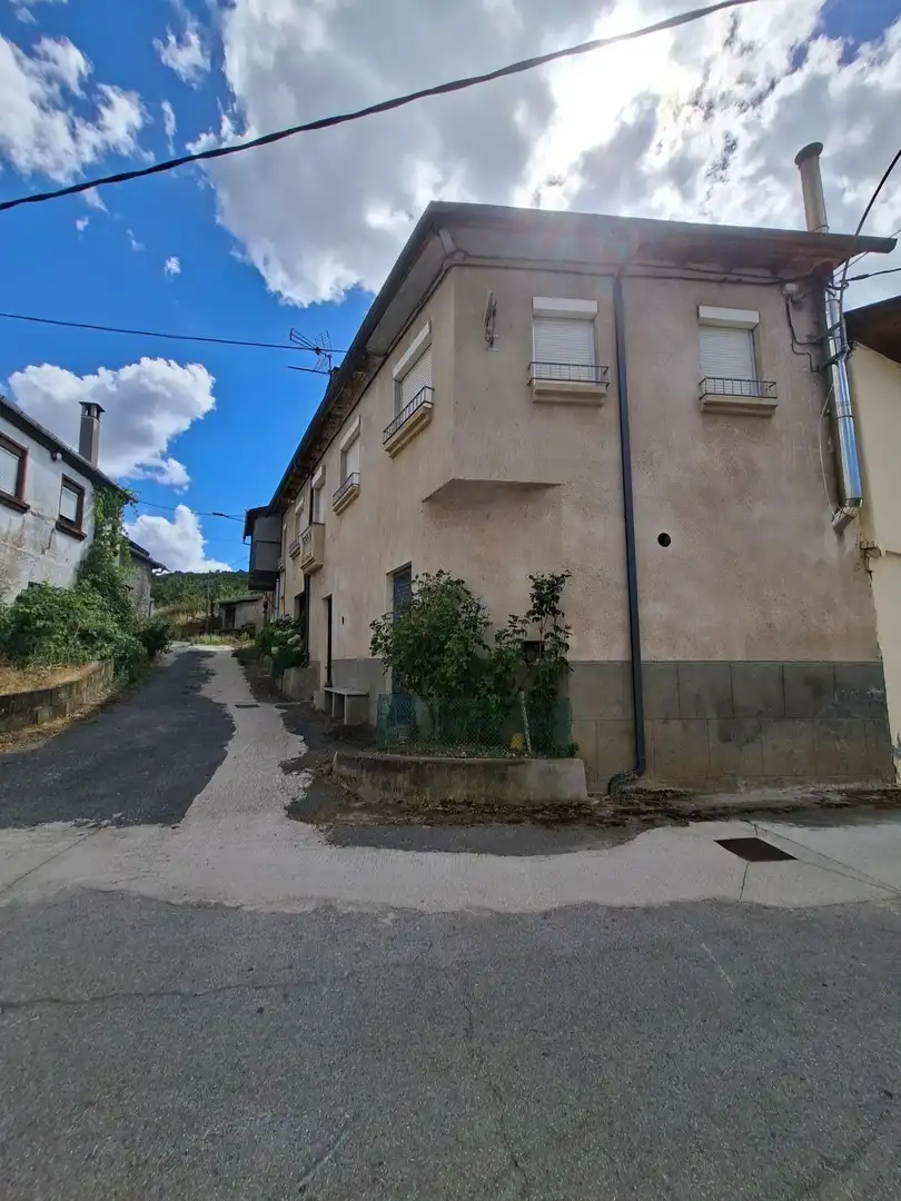 Vista exterior de Casa adosada en venta en Carucedo con Calefacción