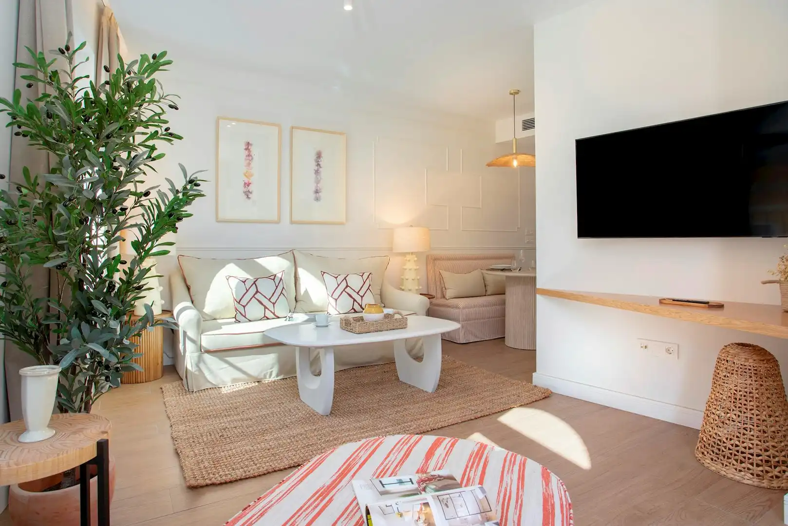 Living room of Flat for rent in Sevilla  with Air Conditioner, Heating and Washing machine