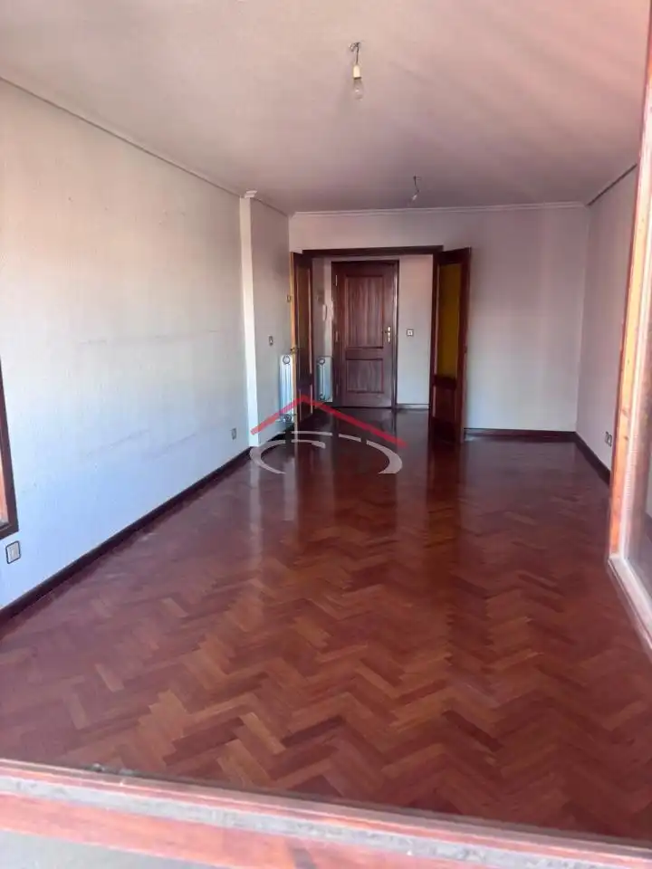 Sala d'estar de Pis en venda en León Capital  amb Calefacció, Terrassa i Traster
