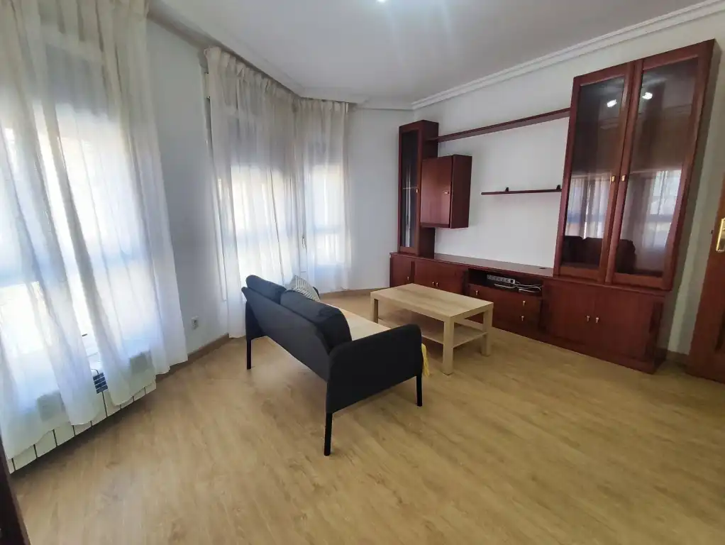 Sala d'estar de Apartament en venda en Gijón  amb Calefacció, Parquet i Moblat