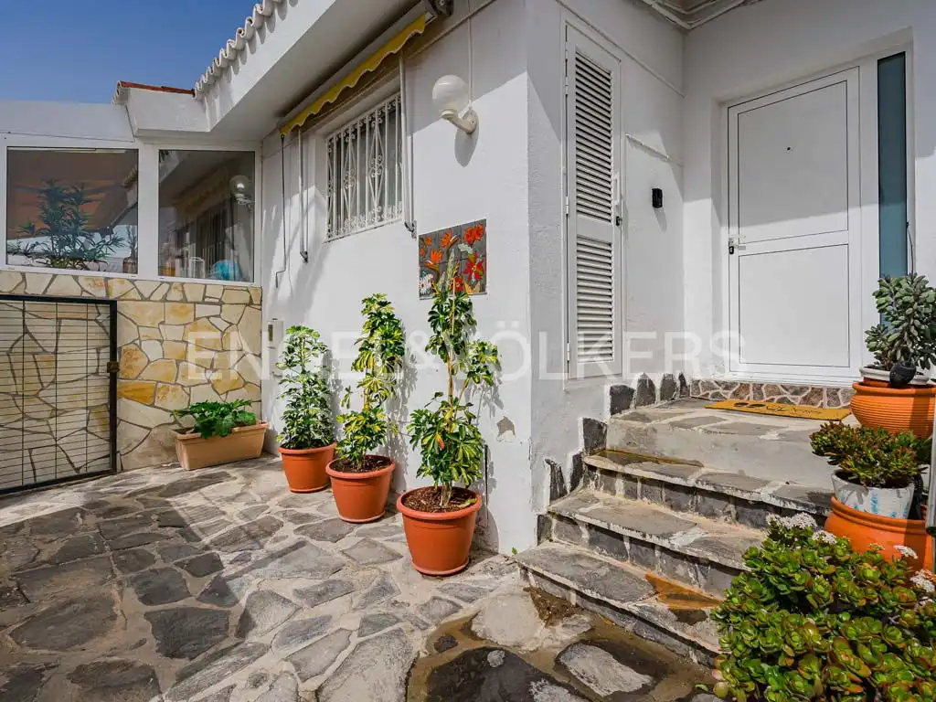 Vista exterior de Casa o chalet en venta en Adeje con Terraza, Amueblado y Jacuzzi
