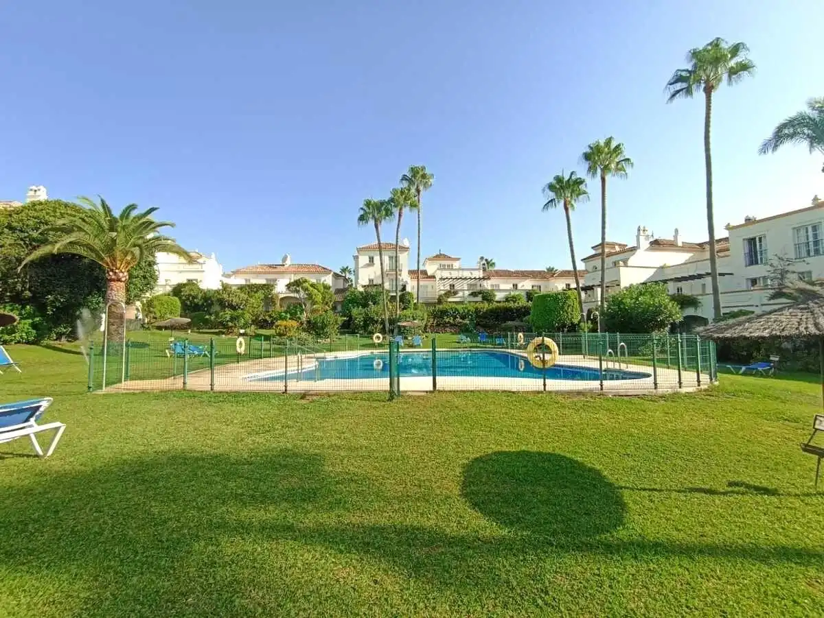 Adossat amb piscina en venda a Selwo, imagen 2