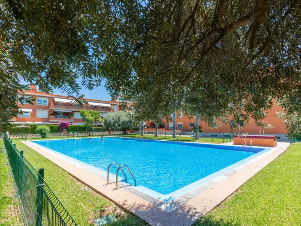 Piscina de Apartament en venda en Alicante / Alacant amb Aire condicionat i Internet