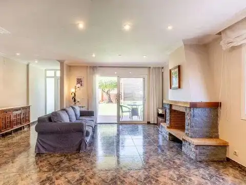 Casa aparellada amb terrassa en venda a Carrer Puigmal, imagen 13