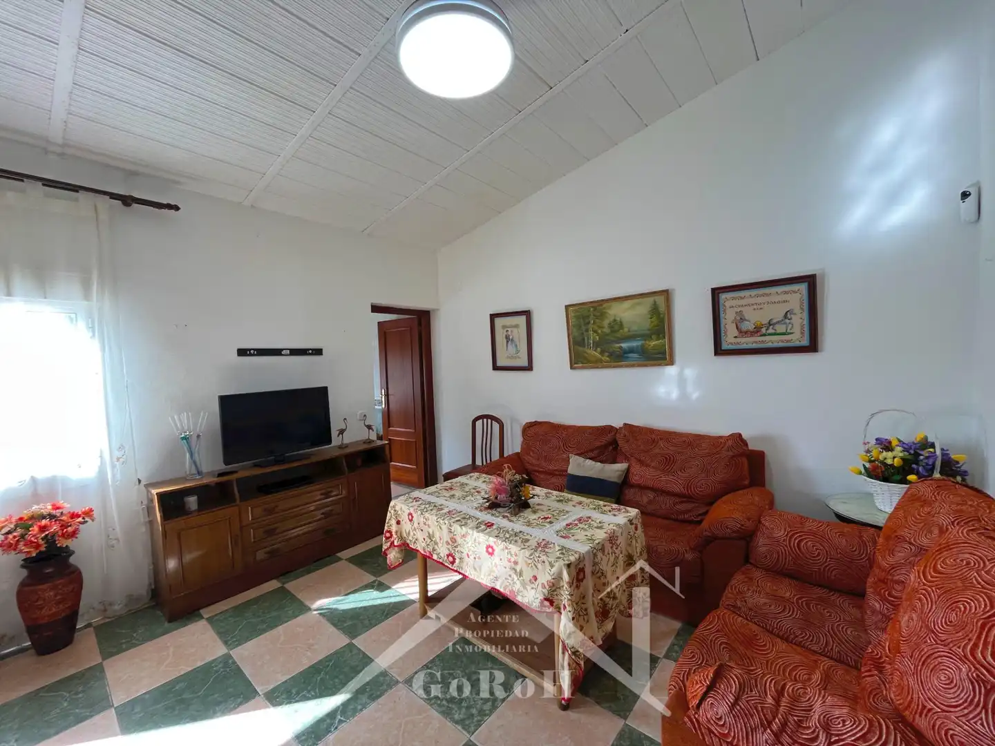 Sala d'estar de Casa adosada en venda en Almadén de la Plata amb Traster, Moblat i Alarma