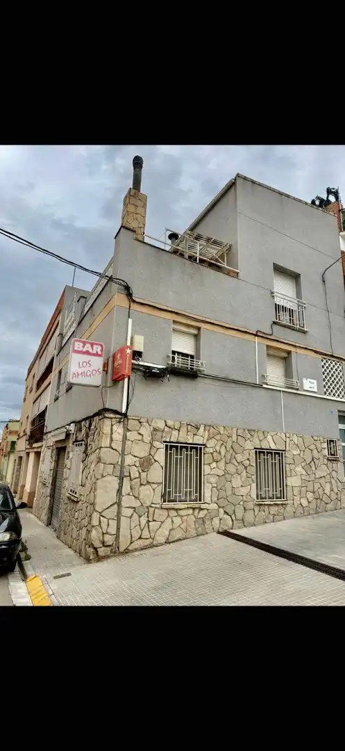 Außenansicht von Einfamilien-Reihenhaus zum Verkauf in Santa Margarida de Montbui mit Heizung und Terrasse