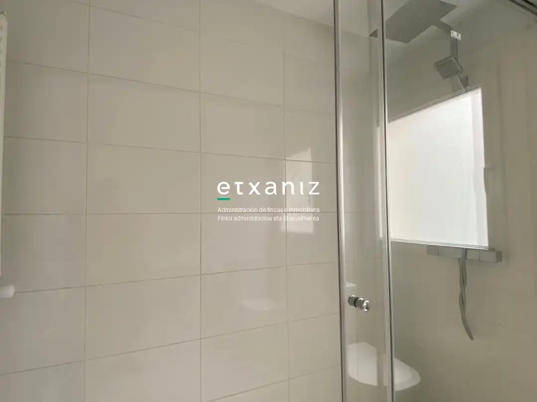 Bathroom of Flat for rent in Donostia - San Sebastián   with Heating, Oven and Washing machine