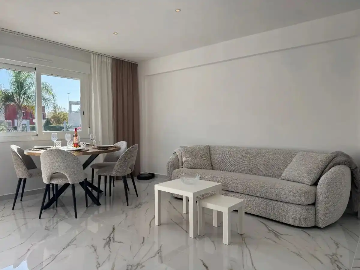 Sala de estar de Casa adosada en venta en Torrevieja con Aire acondicionado, Jardín privado y Amueblado