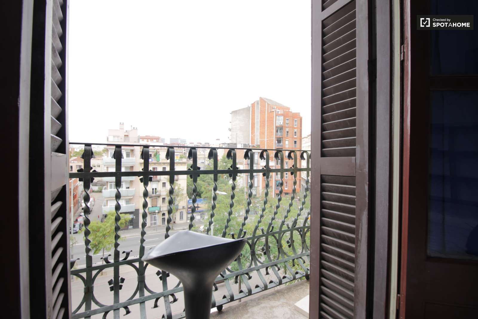 Balcony of Flat to share in  Barcelona Capital  with Air Conditioner and Terrace