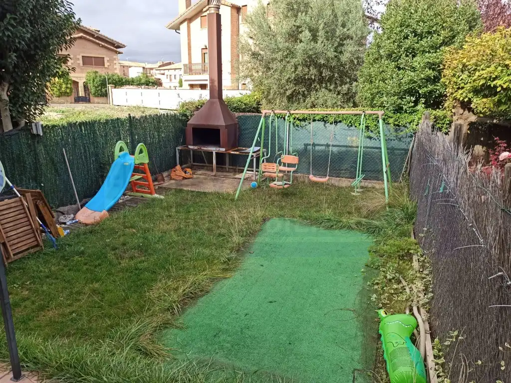 Garten von Einfamilien-Reihenhaus zum Verkauf in Alesanco mit Privatgarten und Möbliert