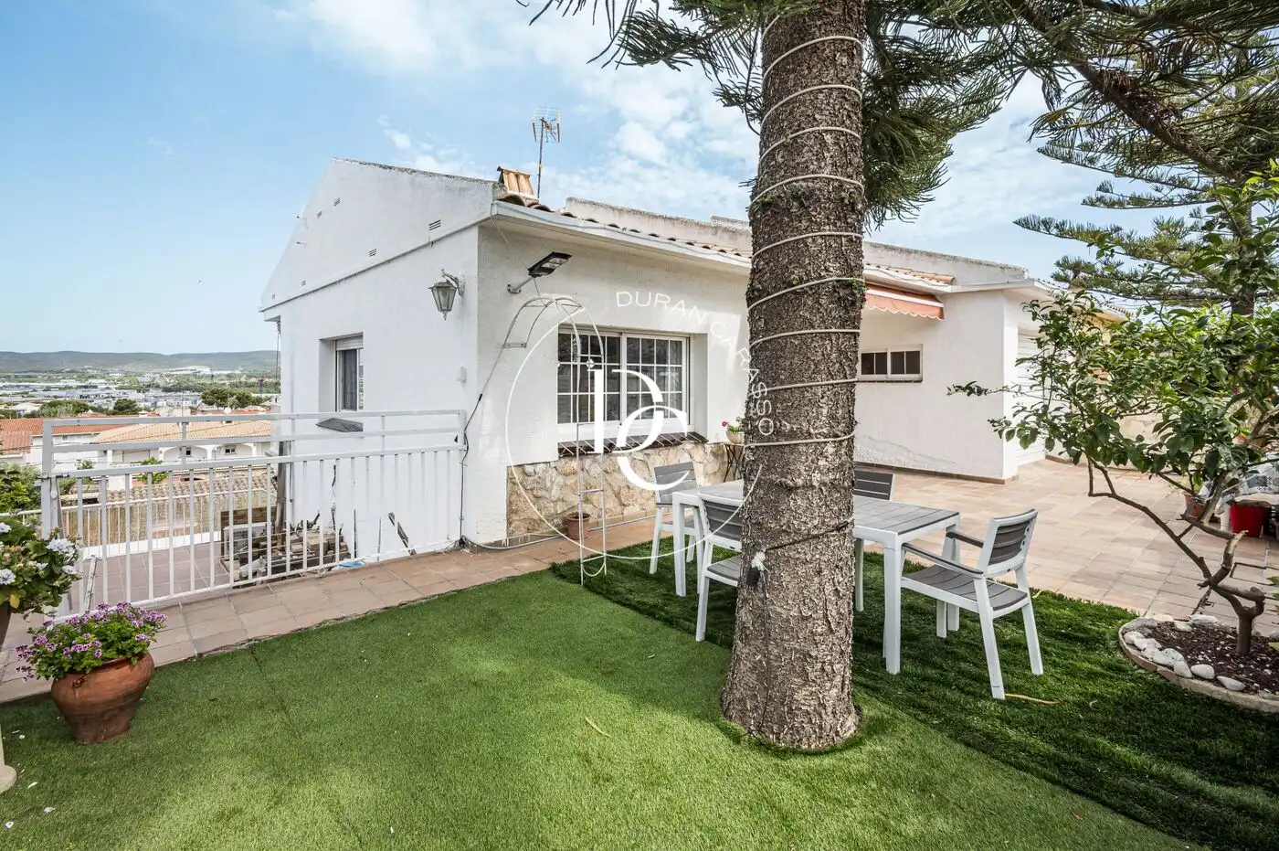 Vista exterior de Casa o xalet en venda en Sant Pere de Ribes amb Calefacció, Jardí privat i Terrassa