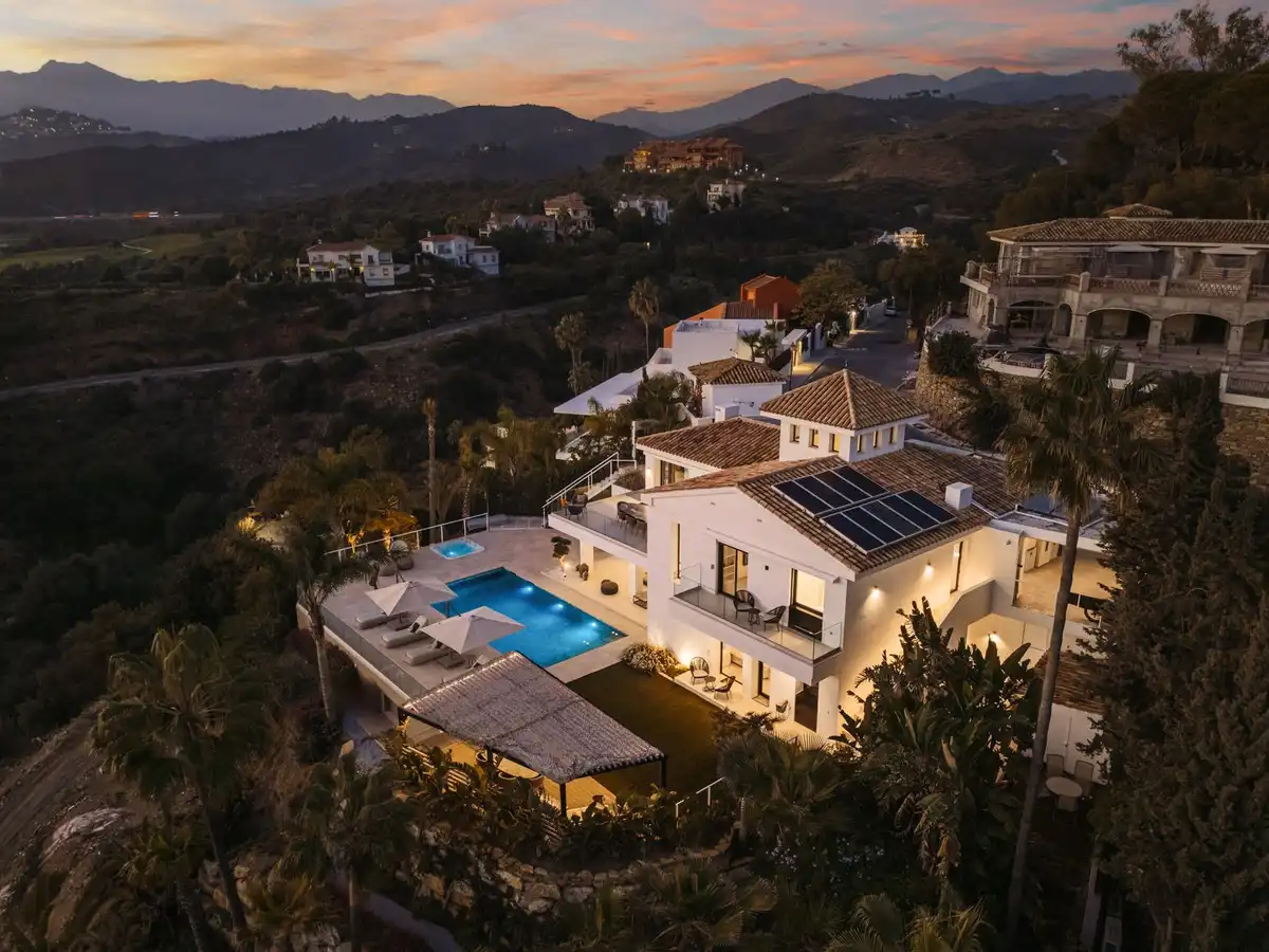 Vista exterior de Casa o xalet en venda en Marbella amb Aire condicionat, Jardí privat i Terrassa