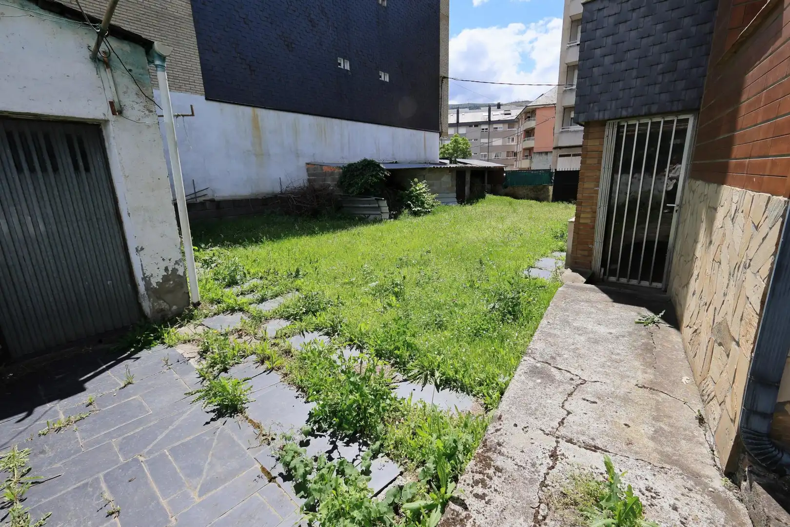 Jardín de Casa adosada en venta en O Barco de Valdeorras   con Calefacción, Piscina y Balcón