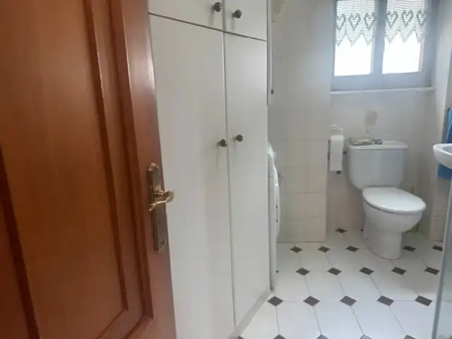 Bany de Pis en venda en Vegadeo amb Calefacció, Parquet i Moblat