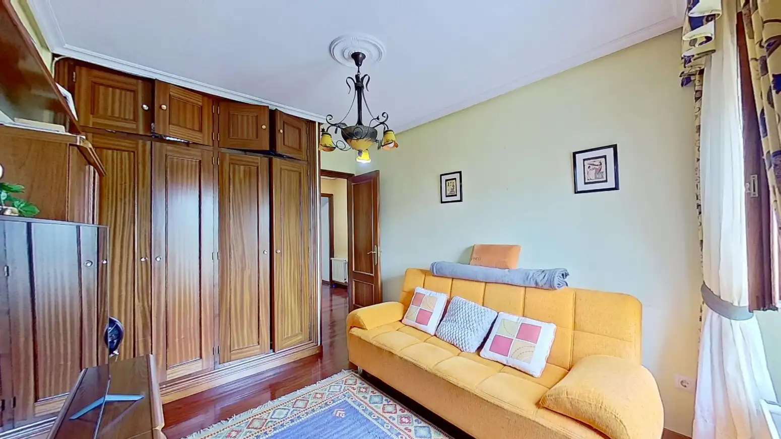 Sala d'estar de Casa adosada en venda en Torrelavega  amb Calefacció, Jardí privat i Parquet