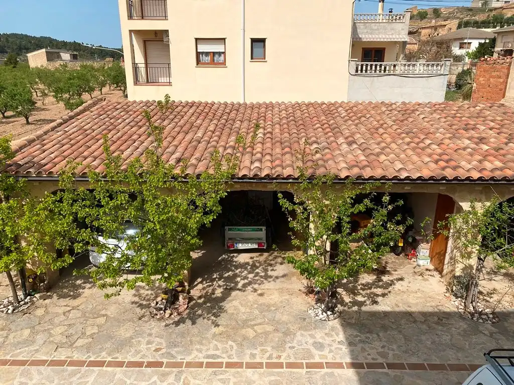 Vista exterior de Casa o xalet en venda en Valjunquera amb Aire condicionat, Jardí privat i Terrassa