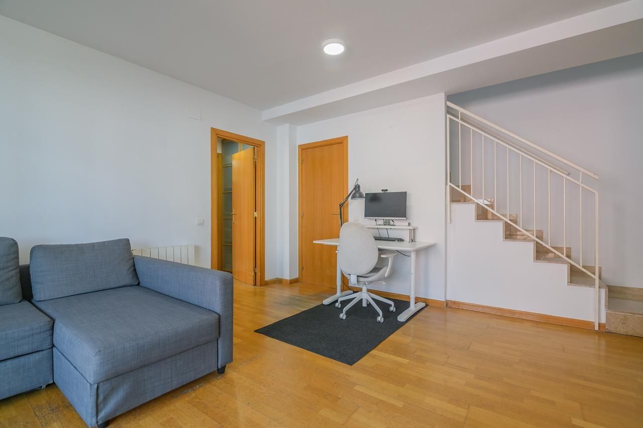 Sala d'estar de Dúplex en venda en Castelldefels amb Aire condicionat, Jardí privat i Parquet