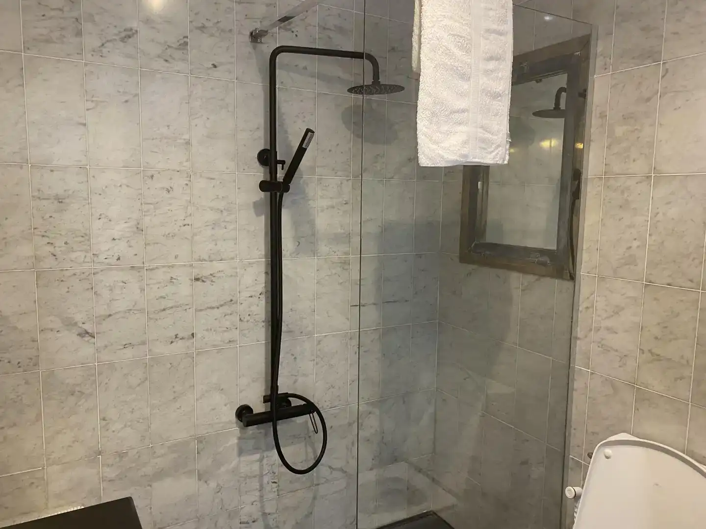 Badezimmer von Wohnungen zur Miete in Marbella mit Privatgarten, Schwimmbad und Möbliert