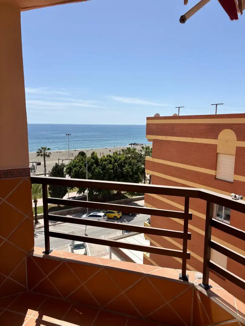 Vista exterior de Piso de alquiler en Vélez-Málaga con Terraza