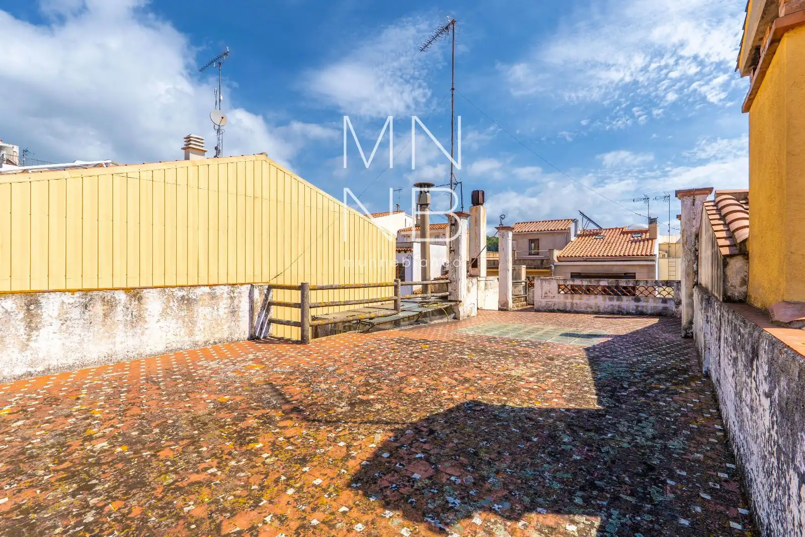 Vista exterior de Casa adosada en venda en Arenys de Mar amb Calefacció