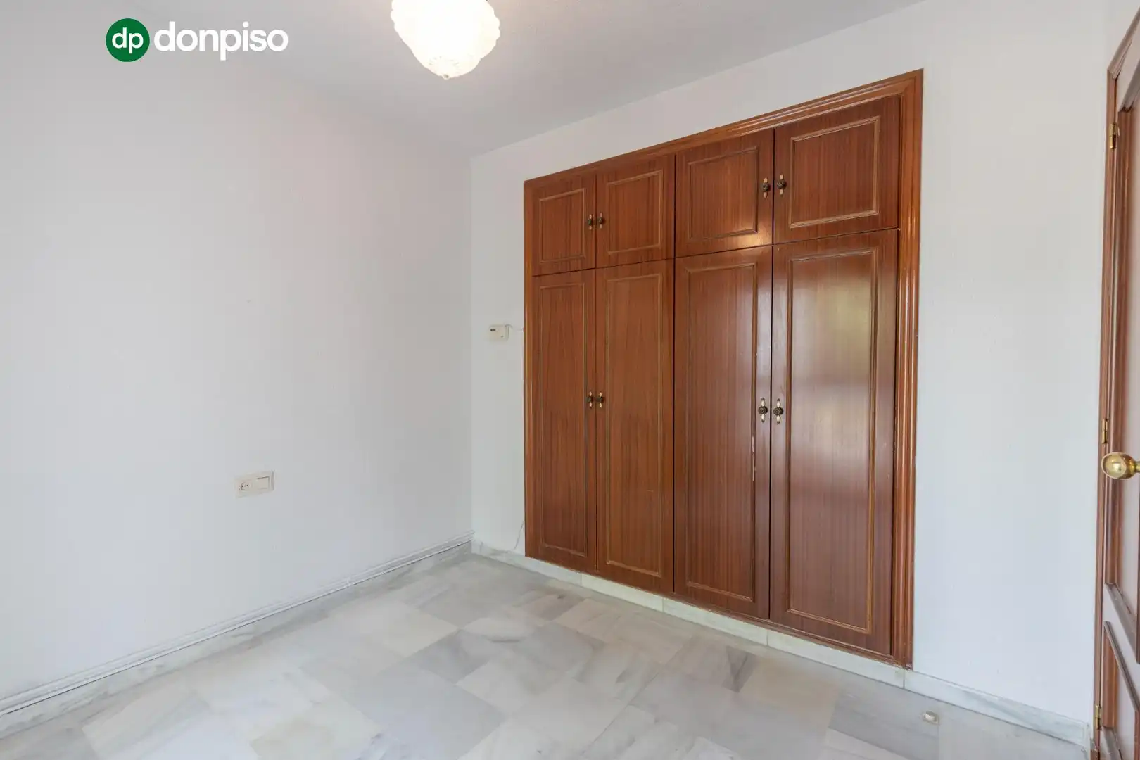 Einfamilien-Reihenhaus zum Verkauf in Granada mit Heizung, Terrasse und Abstellraum