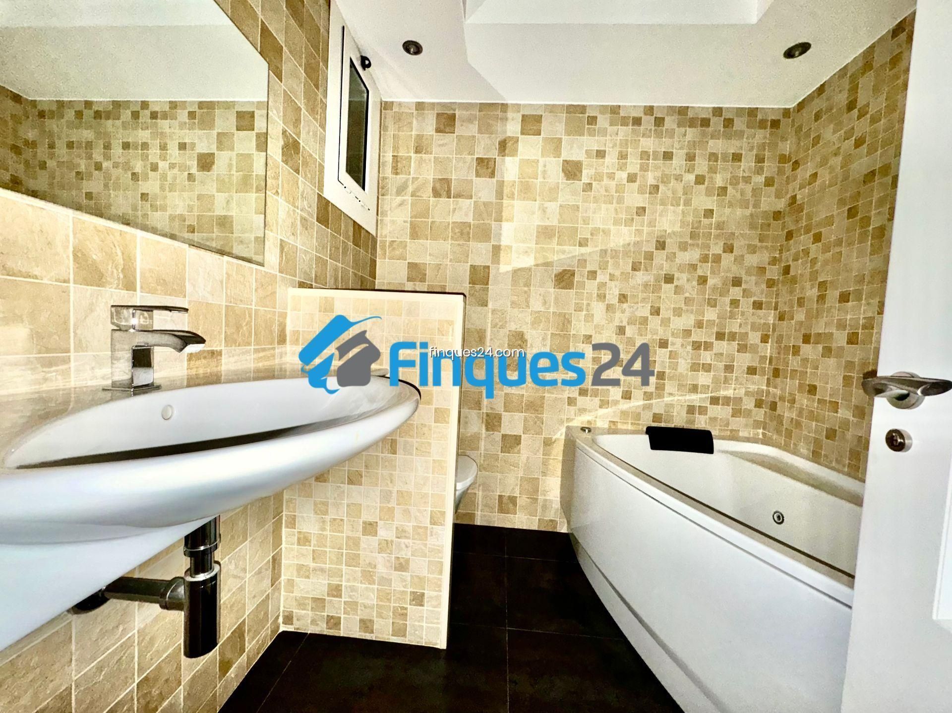 Bathroom of Flat for sale in Manresa  with Air Conditioner, Heating and Parquet flooring