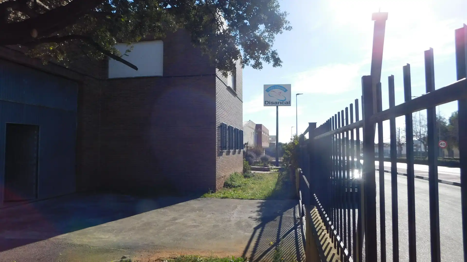 Vista exterior de Local en venda en La Vall d'Uixó amb Aire condicionat