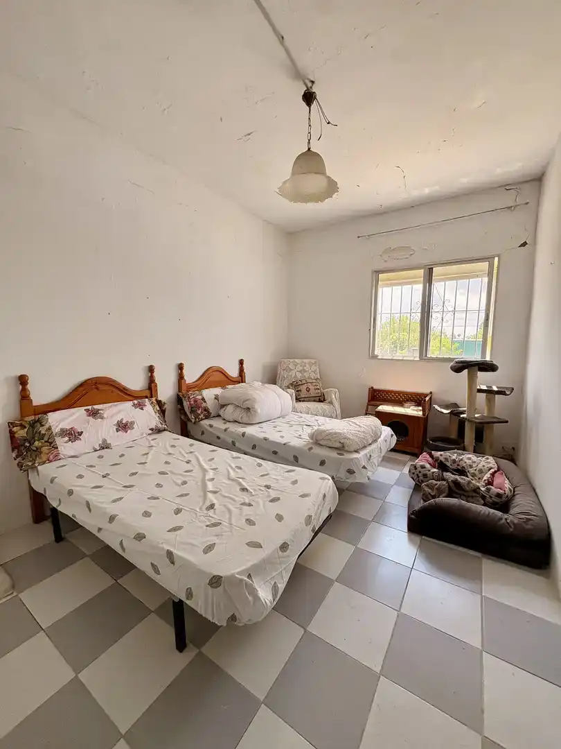 Dormitori de Casa o xalet en venda en Carmona amb Aire condicionat, Jardí privat i Traster