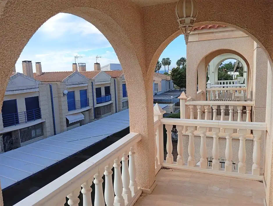 Vista exterior de Casa o chalet de alquiler en Santa Pola con Calefacción, Terraza y Amueblado