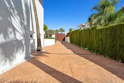Vista exterior de Casa o xalet en venda en Marbella amb Aire condicionat, Calefacció i Jardí privat